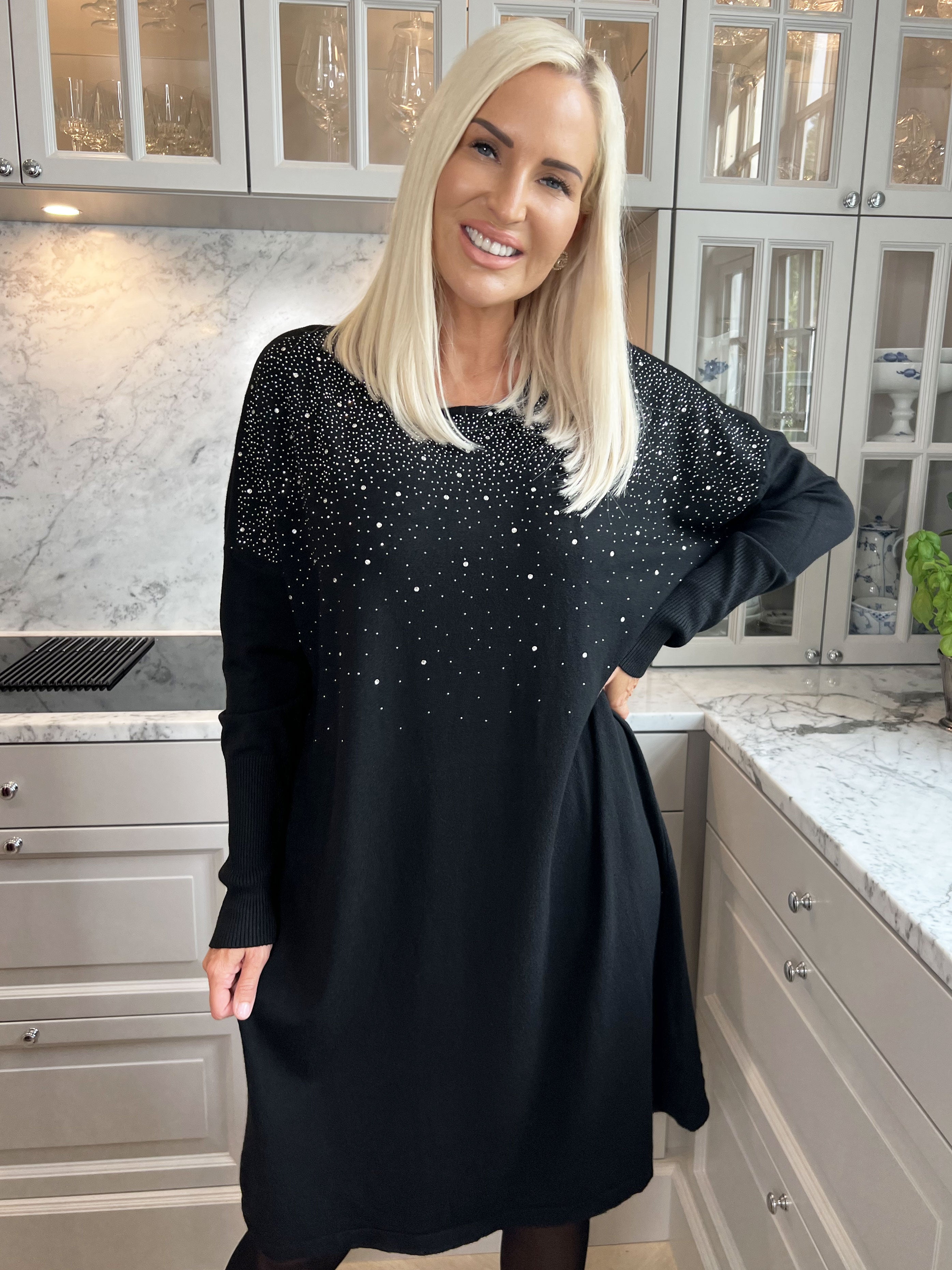 Yasha - Mjuk stickad klänning i stretchigt tyg med strass